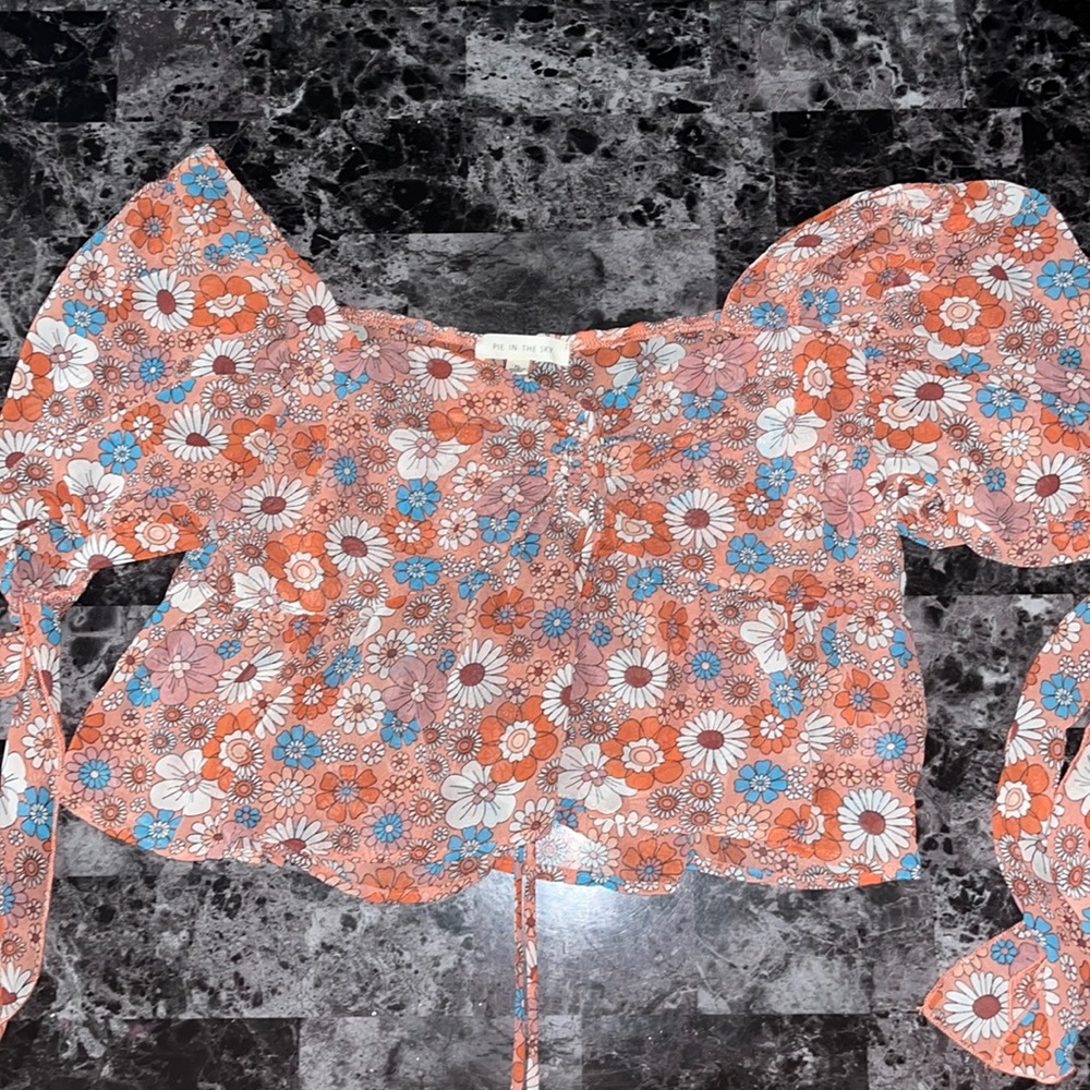 Cute mesh top with flowers all over it cute for the summer is an XL